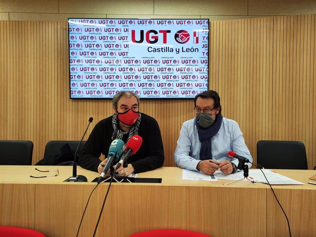 Los secretarios general y de Acción Sindical de UGT Servicios Públicos de Castilla y León, Tomás Pérez Urueña (i) y Carlos Arenas Vázquez (d), respectivamente, durante la rueda de prensa.