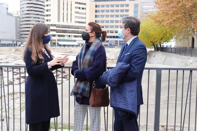 La diputada del Partido Popular en el Congreso de los Diputados Isabel Borrego, la portavoz del Grupo Municipal Popular, Rebeca Pérez, y el concejal Jesús Pacheco visitan el yacimiento de San Esteban