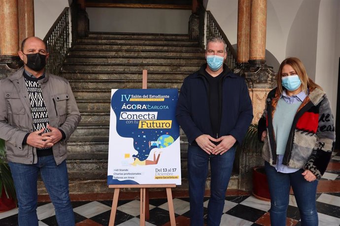 El delegado de Empleo en la Diputación de Córdoba, Miguel Ruz (izda.), en la presentación de 'Ágora La Carlota'.