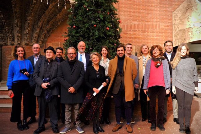 La presidenta de la Fundació Orfeó Català-Palau de la Música, Mariona Carulla; el director del Orfeó Català, Pablo Larraz; el del Palau, Joan Ollé; el presidente de la Orquestra Simfònica del Vallès, Jordi Cos, junto a responsables del programa de Navidad