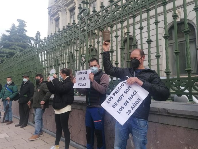 Protesta de los ganaderos ante presidencia.