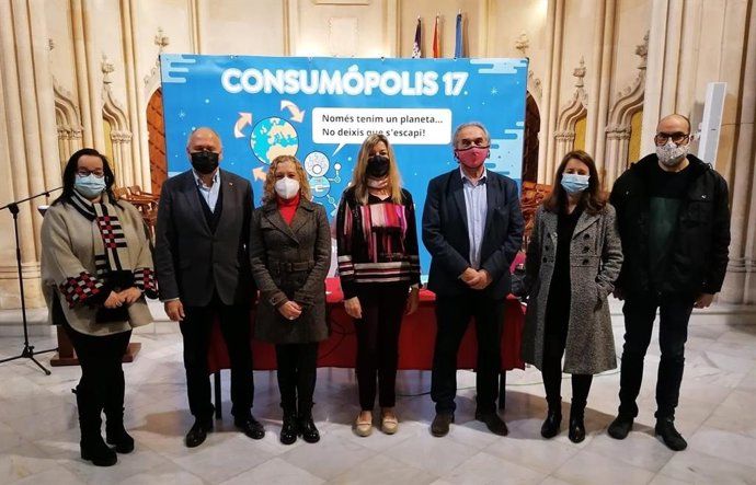 La consellera de Salud y Consumo, Patricia Gómez, y el conseller de Educación y Formación Profesional, Martí March, presentan la 17 edición del concurso escolar 'Consumópolis'.