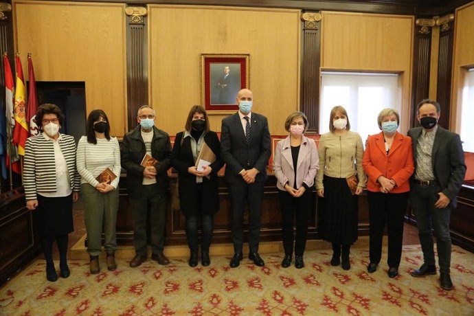 El alcalde de León, José Antonio Diez, y la valenciana María Dolores López Maxtell, -ambos en el centro- durante la entrega de reconocimientos del XLVII Premio Nacional de Poesía Antonio González de Lama.