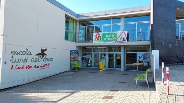 Escuela Turó del Drac, en Canet de Mar, con una pintada a favor de la escuela en catalán