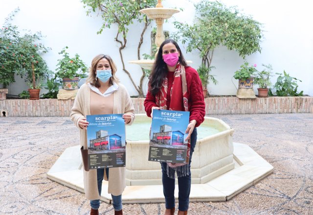 La delegada de Cultura en la Diputación de Córdoba, Salud Navajas (izda.), en la presentación de 'Scarpia'