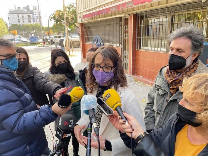 La consellera de Igualdad y Feminismos, en su visita al Centre Cultural Gitano La Mina en el Día de los Derechos Humanos