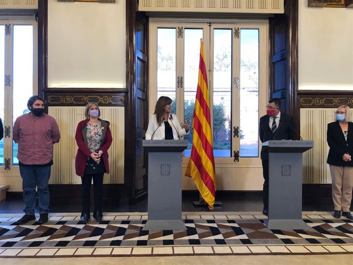 La presidenta del Parlament, Laura Borrs, y el presidente de las Corts Valencianes, Enric Morera, junto con miembros de la Mesa en una declaración institucional