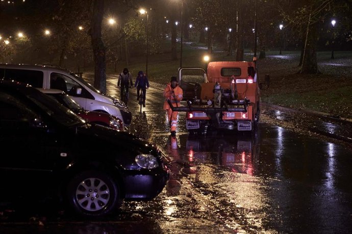 Una grúa municipal acude al desbordamiento del río Arga a su paso por Pamplona.