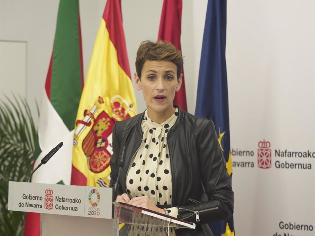 La presidenta del Gobierno de Navarra, María Chivite, en una comparecencia ante los medios este viernes en el Palacio de Navarra.