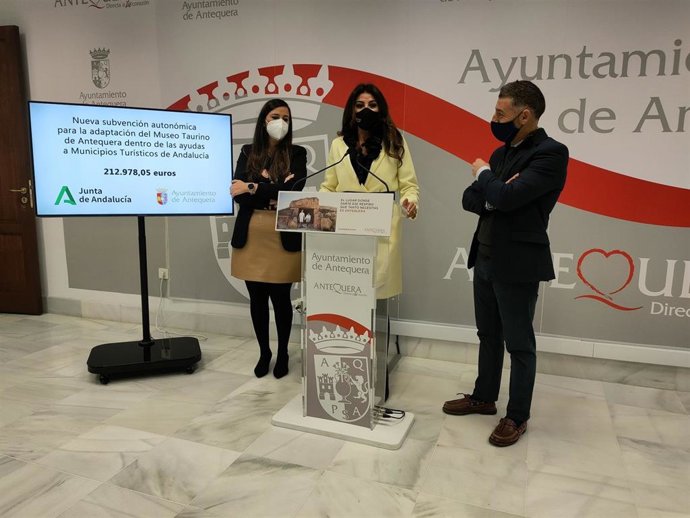 La delegada de Turismo de la Junta de Andalucía, Nuria Rodríguez, en rueda de prensa en Antequera junto a los tenientes de alcalde Juan Rosas y Ana Cebrián