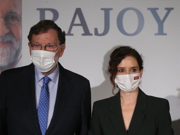 El expresidente del Gobierno Mariano Rajoy y la presidenta de la Comunidad de Madrid, Isabel Díaz Ayuso, posan durante la presentación del libro del exjefe del Ejecutivo en el Real Casino de Madrid, a 1 de diciembre de 2021.