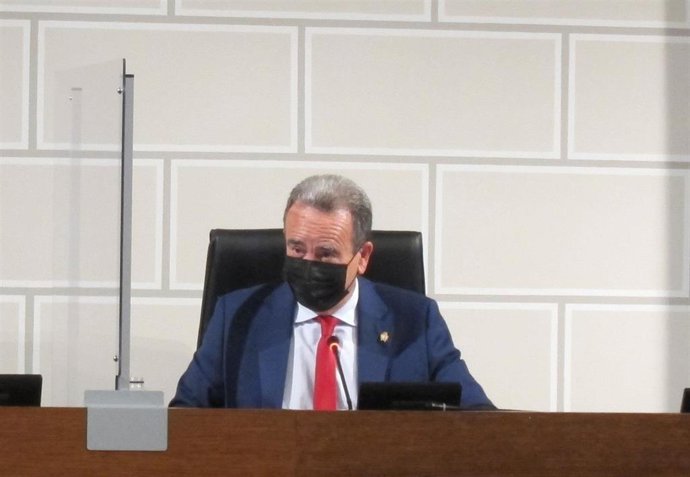 El presidente de la Diputación de Zaragoza, Juan Antonio Sánchez Quero, durante el pleno.