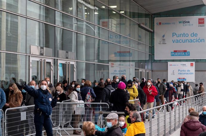 Varias personas hacen cola para la tercera dosis del Covid, en el Wizink Center.