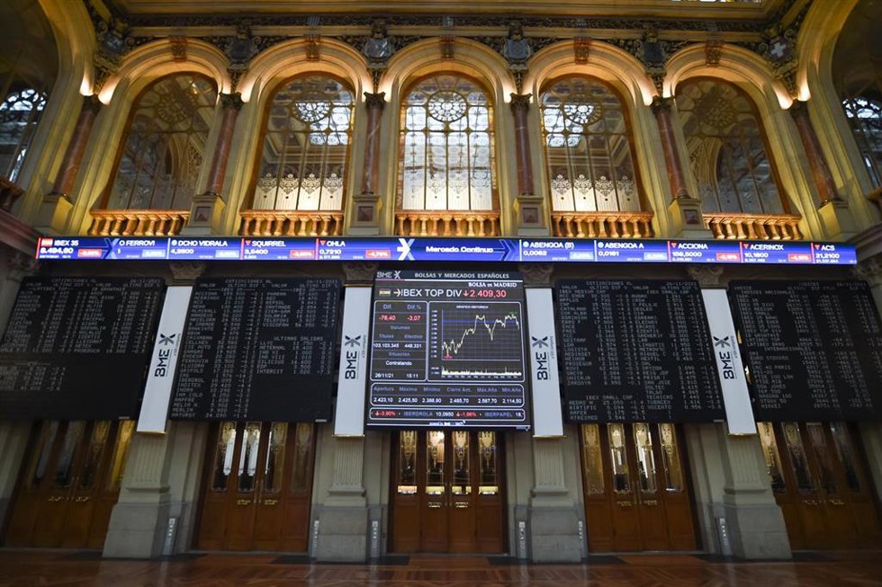 Valores del Ibex 35, en el Palacio de la Bolsa, a 26 de noviembre de 2021, en Madrid, (España). 