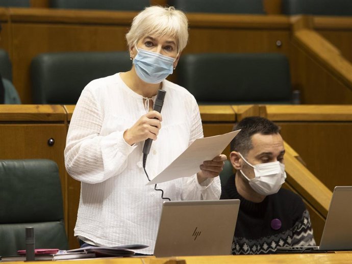 La parlamentaria de eh bildu Rebeka Ubera en el parlamento