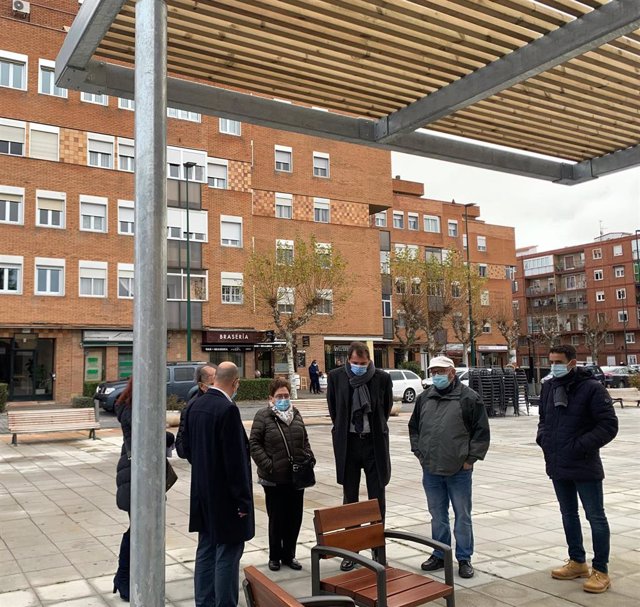 Visita del alcalde de Valladolid y el concejal de Movilidad y Espacio Urbano a las obras realizadas en la plaza Alberto Fernández y el carril bici de la calle Mirabel.