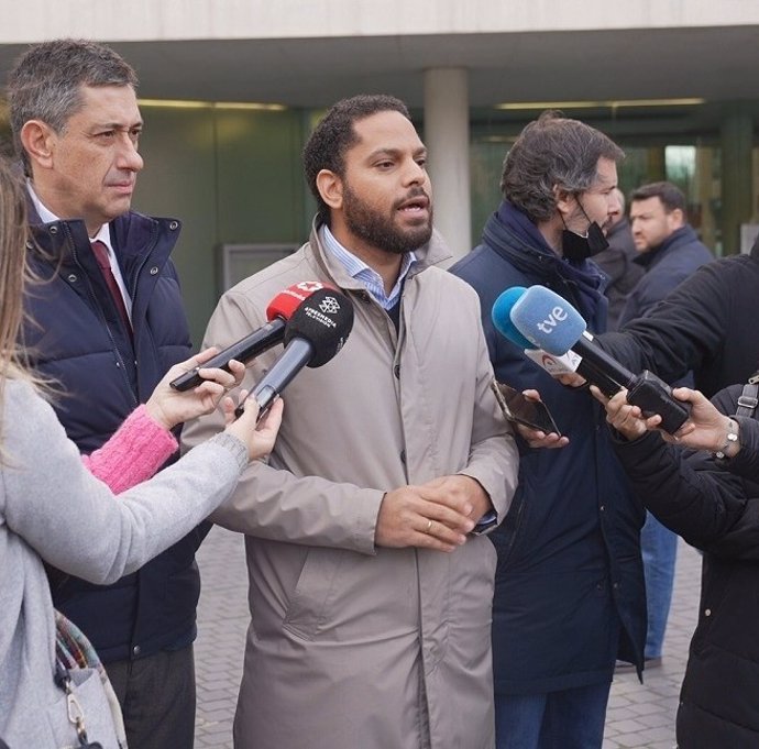 El líder de Vox en el Parlament, Ignacio Garriga, en declaraciones a los medios