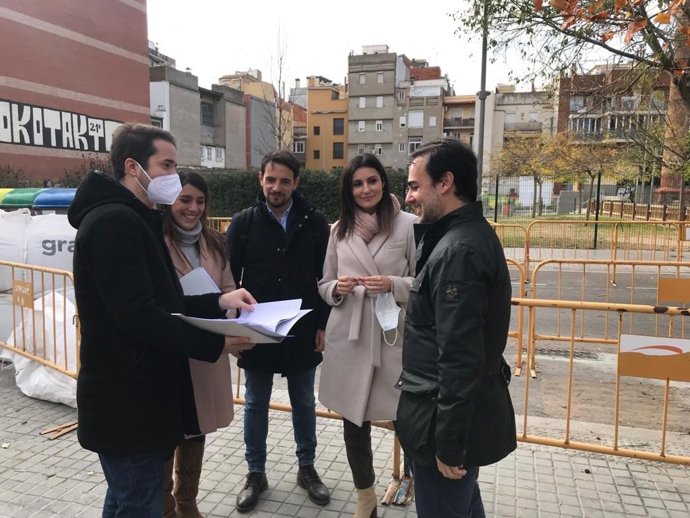 Manu Reyes, Lorena Roldán y Óscar Ramírez (PP) en el solar de la calle Benavent de Barcelona en la que exigen construir una residencia.