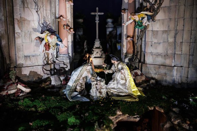 La tradicional representación del pesebre, en el Belén Napolitano del Palacio Real, a 3 de diciembre de 2021, en Madrid (España). El belén, presentado por Patrimonio Nacional, es un montaje que cuenta con más de 200 figuras, estrena forma de T y hace un