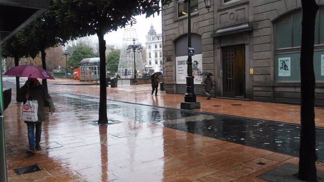 Lluvia en el centro de Oviedo.