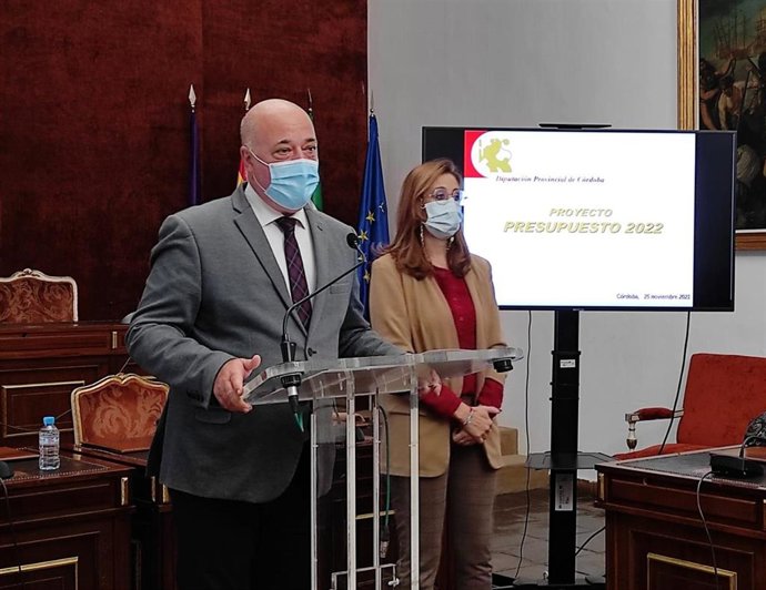 El presidente de la Diputación de Córdoba, Antonio Ruiz, y la delegada de Hacienda y Gobierno Interior, Felisa Cañete, durante la presentación de los presupuesto para 2022.