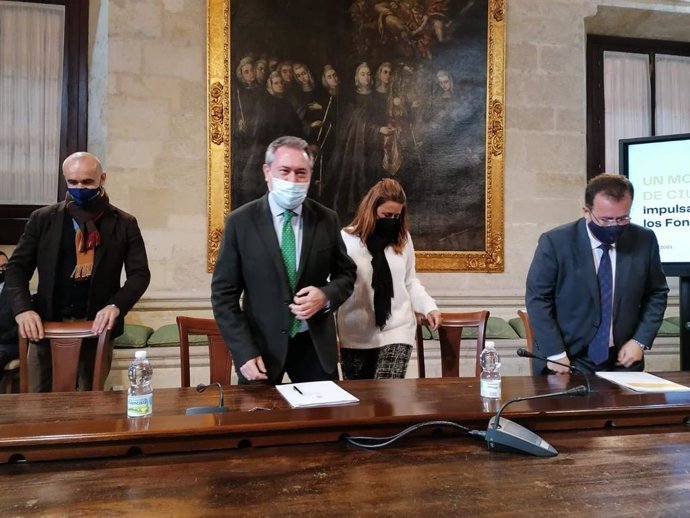 El alcalde Juan Espadas acompañado de los delegados Antonio Muñoz, Sonia Gaya y Juan Carlos Cabrera.