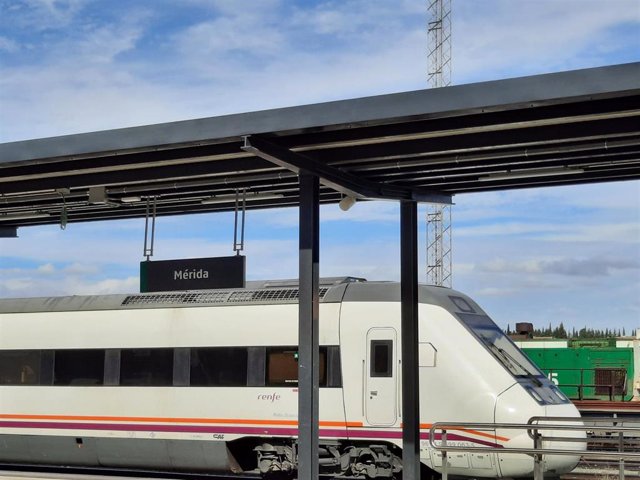 Archivo - Un tren 599 de Renfe en la estación de Mérida.
