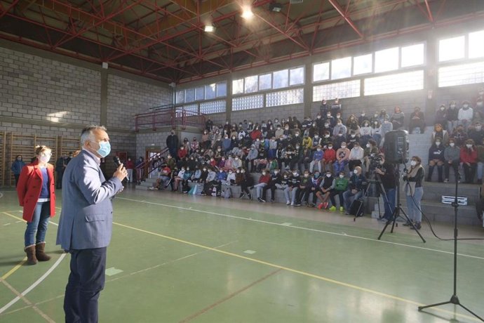 El presidente del Gobierno de Canarias, Ángel Víctor Torres, en un encuentro con estudiantes en un centro educativo de La Palma