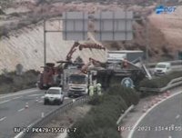 Herido un camionero tras salirse de la vía en la A-7 en Níjar (Almería), donde se ha interrumpido el tráfico