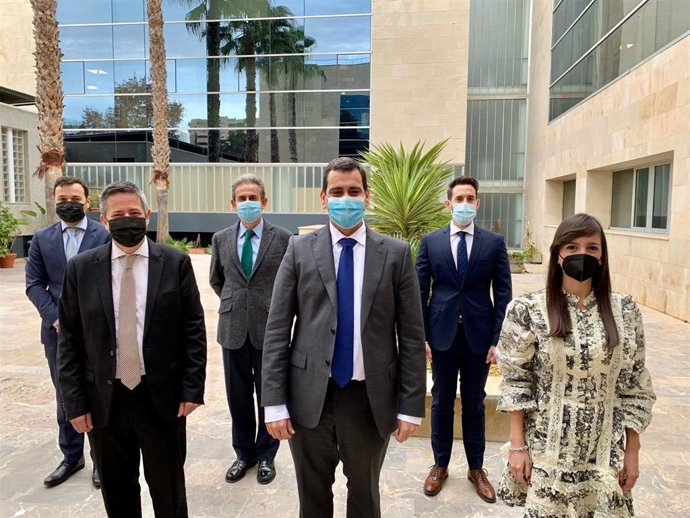 El consejero de Fomento e Infraestructuras, junto al equipo de la Consejería, presentó hoy el proyecto de presupuestos de su departamento en la Asamblea Regional.