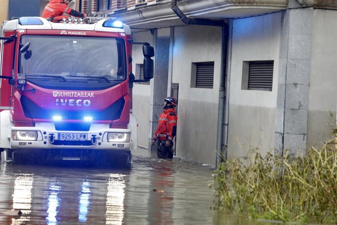 Bomberos en una actuación durante las inundaciones en la localidad guipuzcoana de Mendaro
