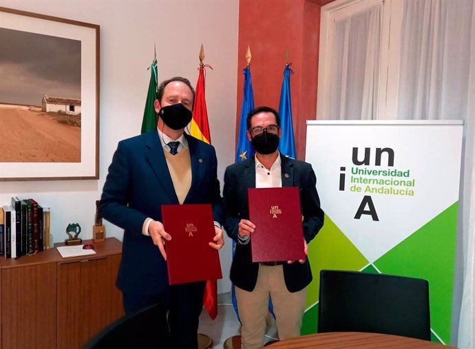 Firma del convenio de colaboración entre la UNIA y la Institución Universitaria Pascual Bravo
