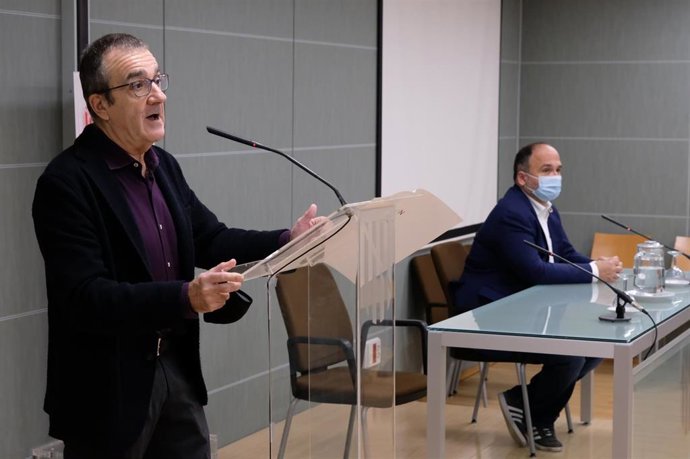 El vicepresidente del Govern, Juan Pedro Yllanes, y el consejero de Transición Ecológica, Lucha contra el Cambio Climático y Planificación Territorial del Gobierno de Canarias, José Antonio Valbuena.