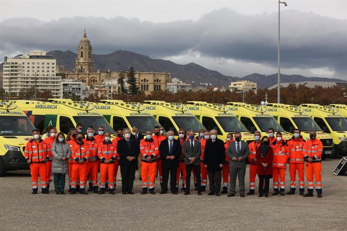 MLG 10-12-2021.- El consejero de la Presidencia, Administración Pública e Interior, Elías Bendodo, y el consejero de Salud y Familias, Jesús Aguirre, han presentado en el Puerto de Málaga una nueva flota de UVI móviles del 061