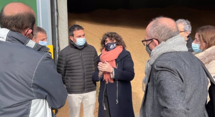La consellera de Acción Climática, Alimentación y Agenda Rural de la Generalitat, Teresa Jord, este viernes en una visita a la planta de la Cooperativa Plana de Vic