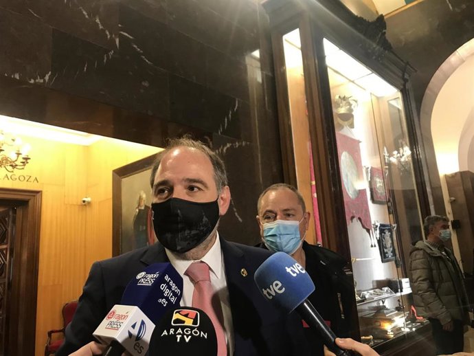 El concejal delegado de Bomberos del Ayuntamiento de Zaragoza, Alfonso Mendoza, en primer plano