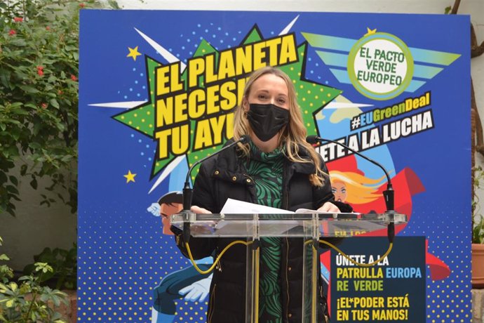 La delegada de Juventud y Deportes de la Diputación, Ana Blasco, inaugura la exposición 'El Planeta necesita tu ayuda, únete a la lucha'.