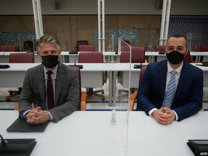 Mata y Martínez-Carrasco, durante la sesión en la Asamblea