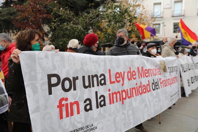 Varias personas sostienen una pancarta que reclama "una Ley de Memoria que ponga fin a la impunidad" del franquismo, frente al Congreso de los Diputados, a 10 de diciembre de 2021, en Madrid (España). 