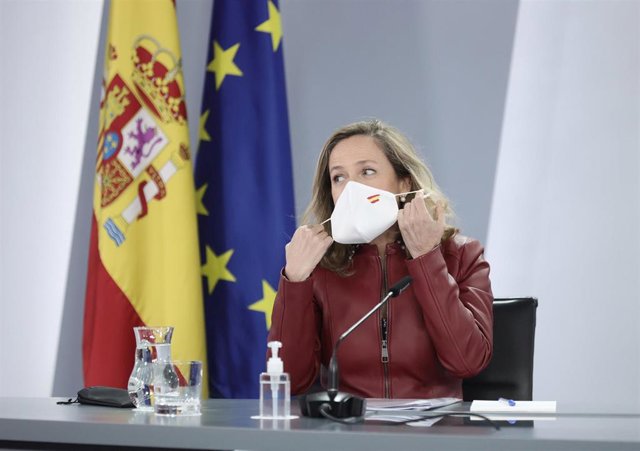 La vicepresidenta primera y ministra de Asuntos Económicos, Nadia Calviño, comparece en una rueda de prensa posterior a una reunión del Consejo de Ministros, en el complejo de la Moncloa, a 10 de diciembre de 2021, en Madrid (España). 