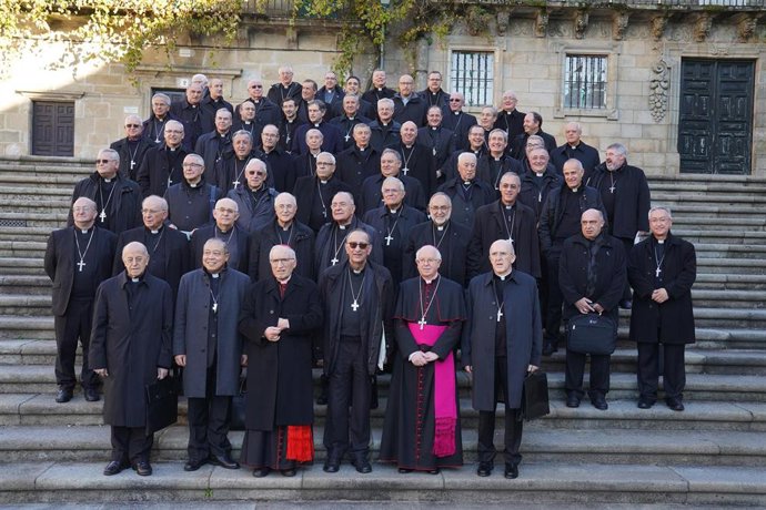 Foto de familia de los obispos durante la peregrinación a Santiago de Compostela, a 19 de noviembre de 2021.