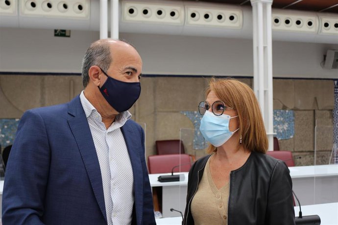 Los diputados socialistas Pedro López y Consa Martínez, en la Asamblea