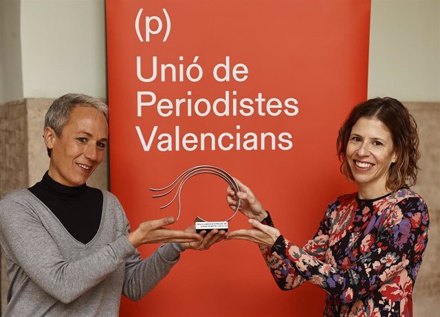 La fotoperiodista Mireia Comas (i) y la presidenta de la Unió de Periodistes Valencians, Noa de la Torre (d). 