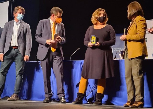 La coordinadora general de Bienestar Social, Catalina Trobat, recoge un premio estatal por la tramitación de ayudas urgentes en el Ayuntamiento de Palma.