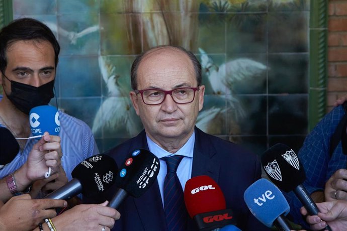 Archivo - Jose Castro, President of Sevilla Futbol Club, attends the media during the floral offering of the Sevilla Futbol Club to the Lord of the Great Power at Blanca Paloma Church on October 22, 2021, in Sevilla, Spain.
