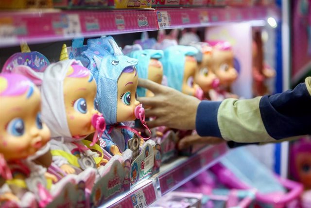 Archivo - Un empleado coloca una muñeca en una tienda de juguetes de la empresa Toy Planet, a 5 de noviembre, en Pozuelo de Alarcón, Madrid