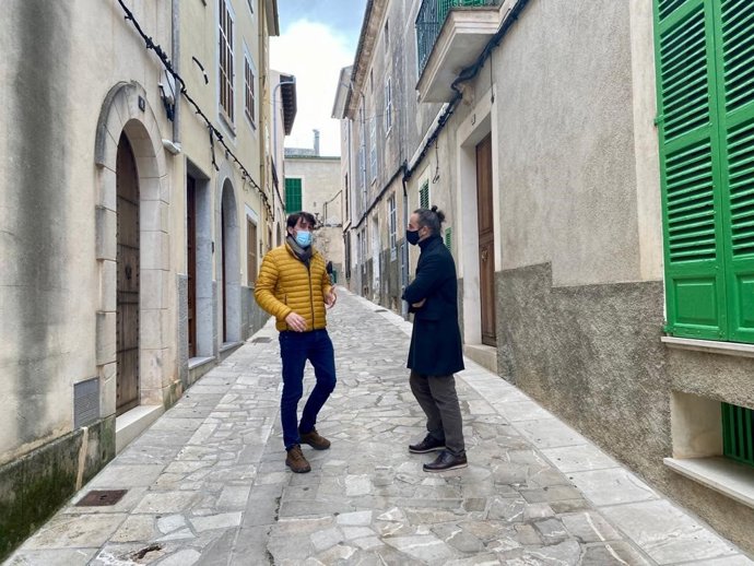 El director general de vivienda y arquitectura, Eduardo Robsy, junto con el alcalde del Ayuntamiento de Sineu, Tomeu Mulet.