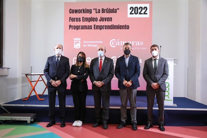 El alcalde, Francisco de la Torre; la concejala delegada de Innovación y Digitalización Urbana, Susana Carillo; el subdirector general de Fundación Incyde, José María Párraga; y el presidente de la Cámara de Comercio, Sergio Cuberos