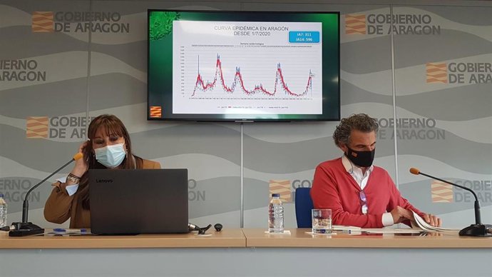 La consejera de Sanidad, Sira Repollés, y el director general de Salud Pública, Francisco Javier Falo, en rueda de prensa para hablar sobre la situación epidemiológica de la comunidad aragonesa y la vacunación contra la COVID-19.