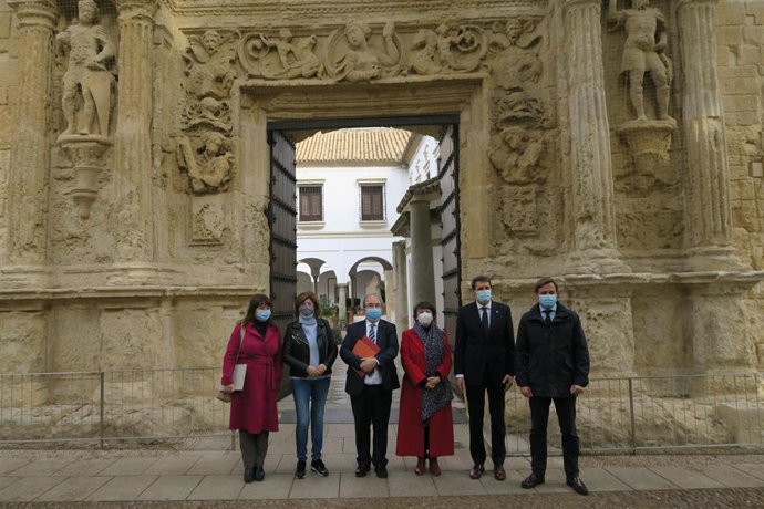 Miquel Iceta visita el Museo Arqueológico de Córdoba para conocer la restauración de la portada, junto con otras autoridades.